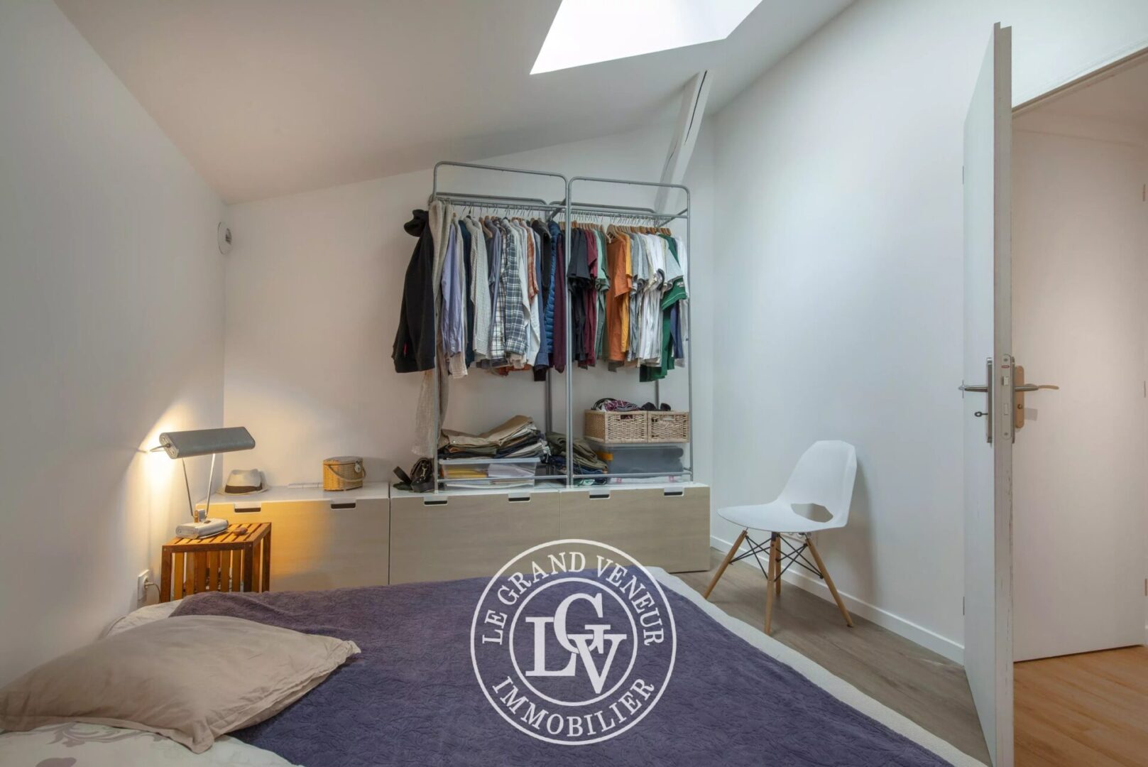 FONTAINEBLEAU CENTRE – ANCIEN CABINET D’ARCHITECTE REPENSÉ EN APPARTEMENT TRIPLEX DE 129 M²