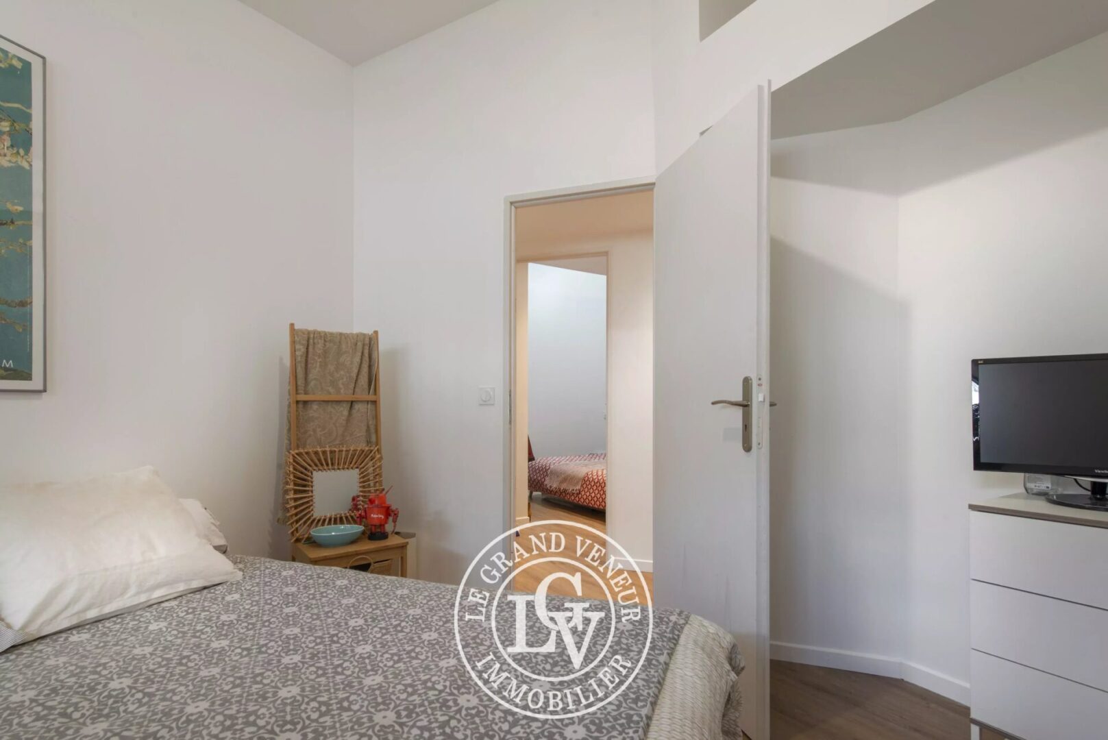 FONTAINEBLEAU CENTRE – ANCIEN CABINET D’ARCHITECTE REPENSÉ EN APPARTEMENT TRIPLEX DE 129 M²