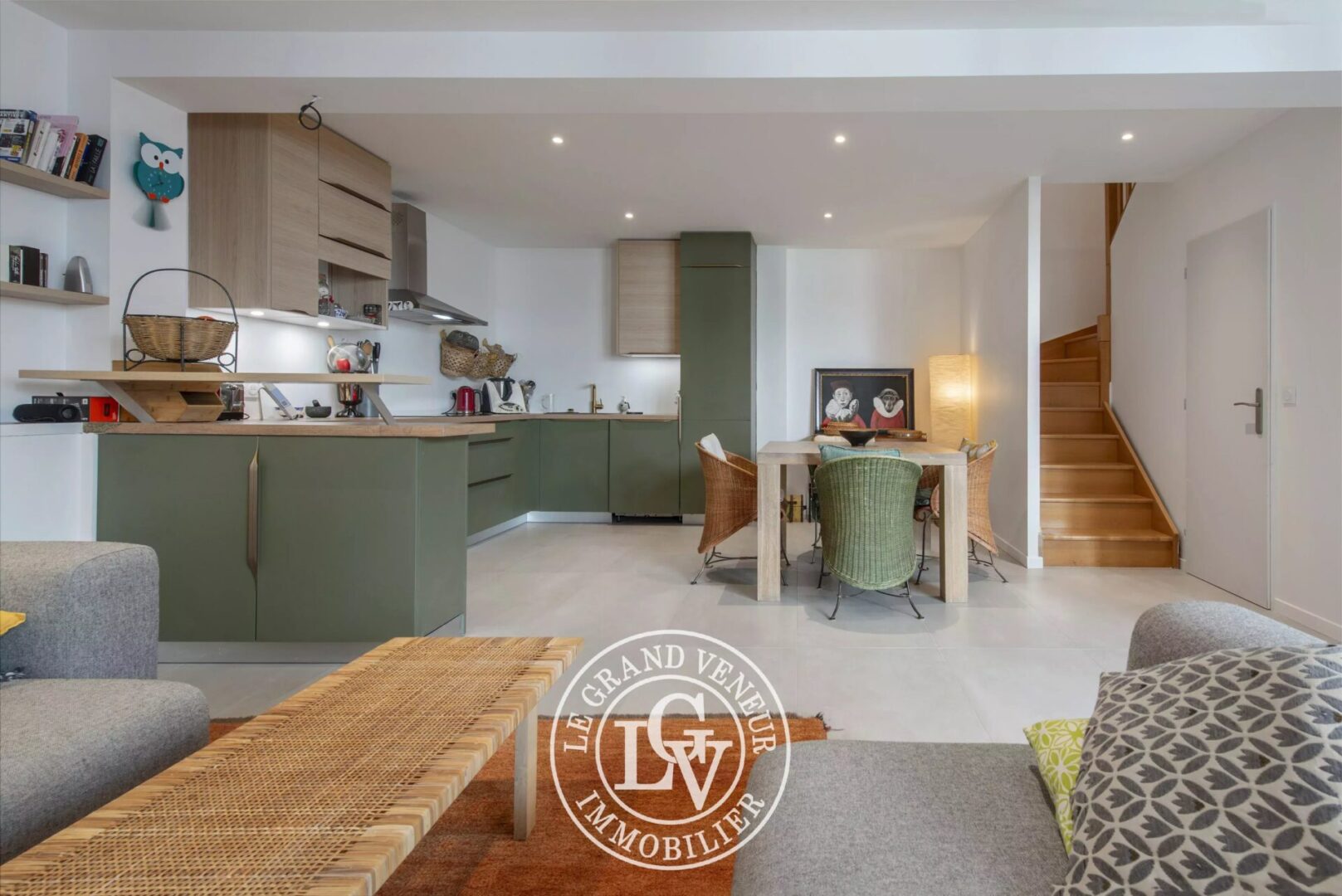 FONTAINEBLEAU CENTRE – ANCIEN CABINET D’ARCHITECTE REPENSÉ EN APPARTEMENT TRIPLEX DE 129 M²