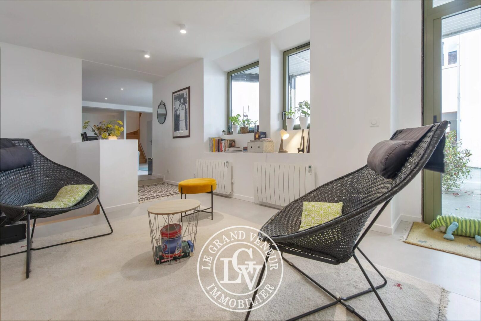 FONTAINEBLEAU CENTRE – ANCIEN CABINET D’ARCHITECTE REPENSÉ EN APPARTEMENT TRIPLEX DE 129 M²