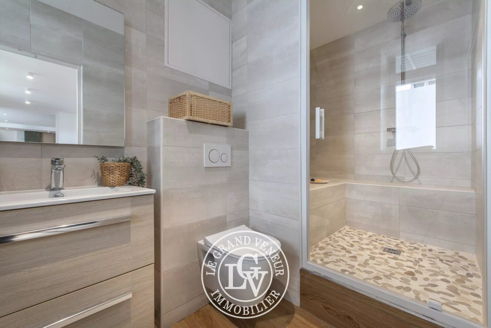 FONTAINEBLEAU CENTRE – ANCIEN CABINET D’ARCHITECTE REPENSÉ EN APPARTEMENT TRIPLEX DE 129 M²