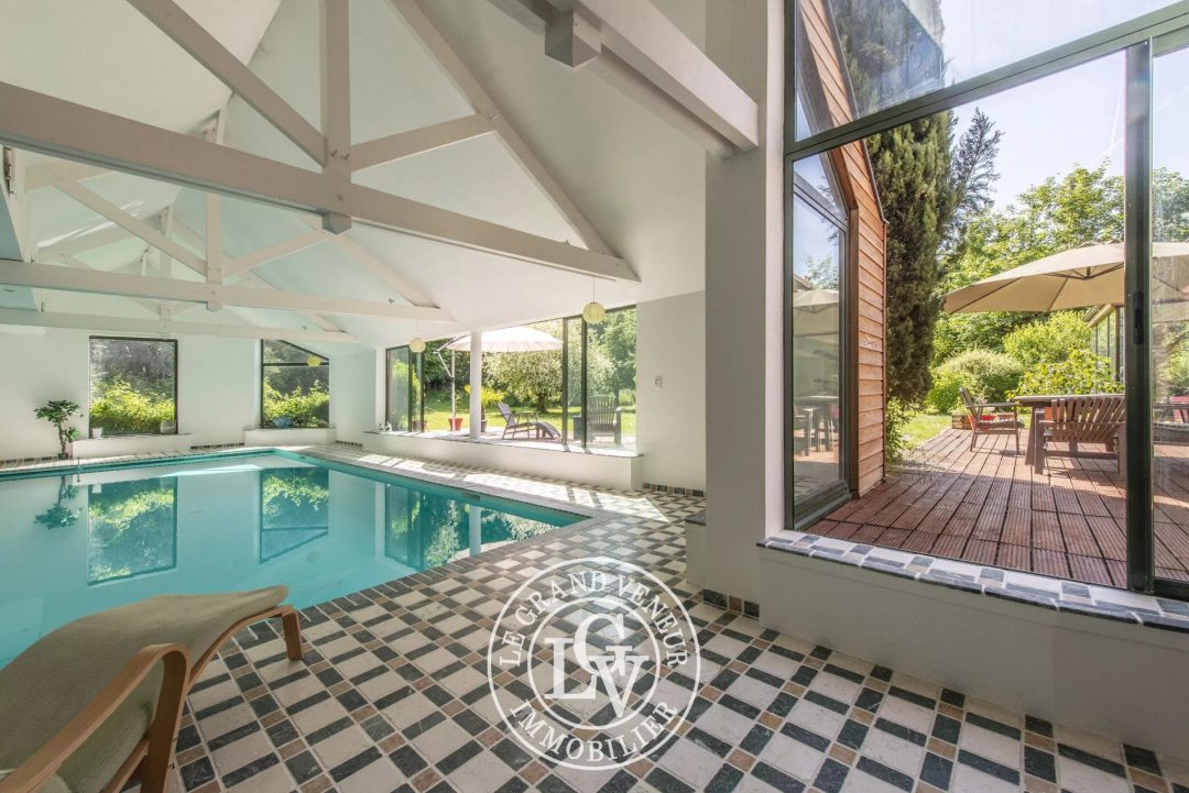 Spacieuse maison d&rsquo;architecte et sa piscine intérieure