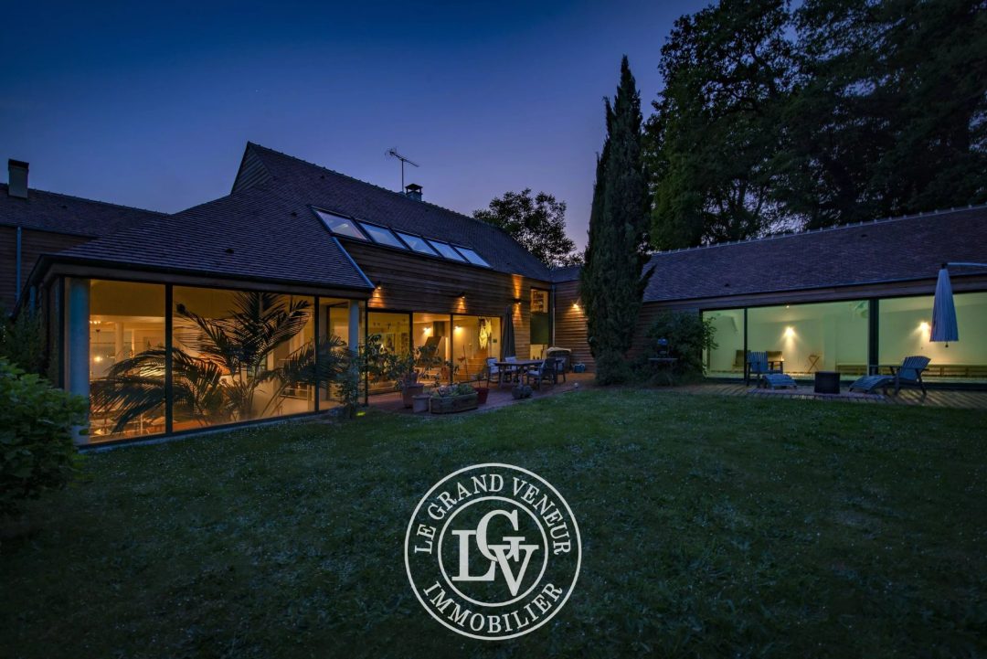 Spacieuse maison d&rsquo;architecte et sa piscine intérieure