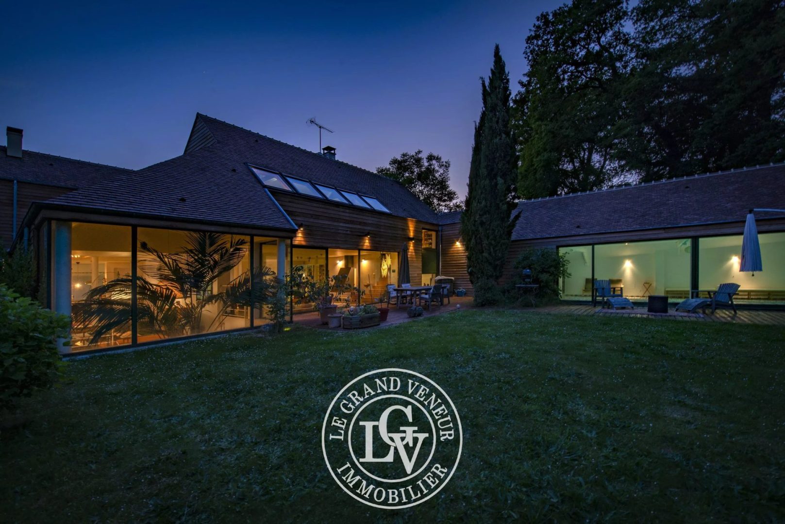 Spacieuse maison d’architecte et sa piscine intérieure