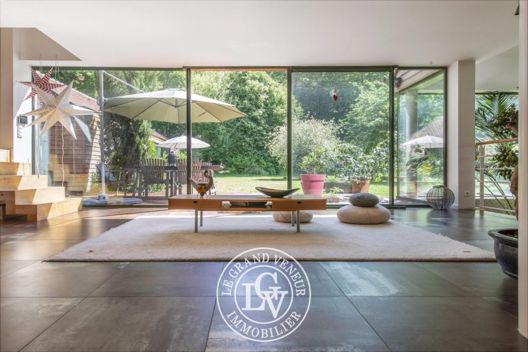 Spacieuse maison d&rsquo;architecte et sa piscine intérieure