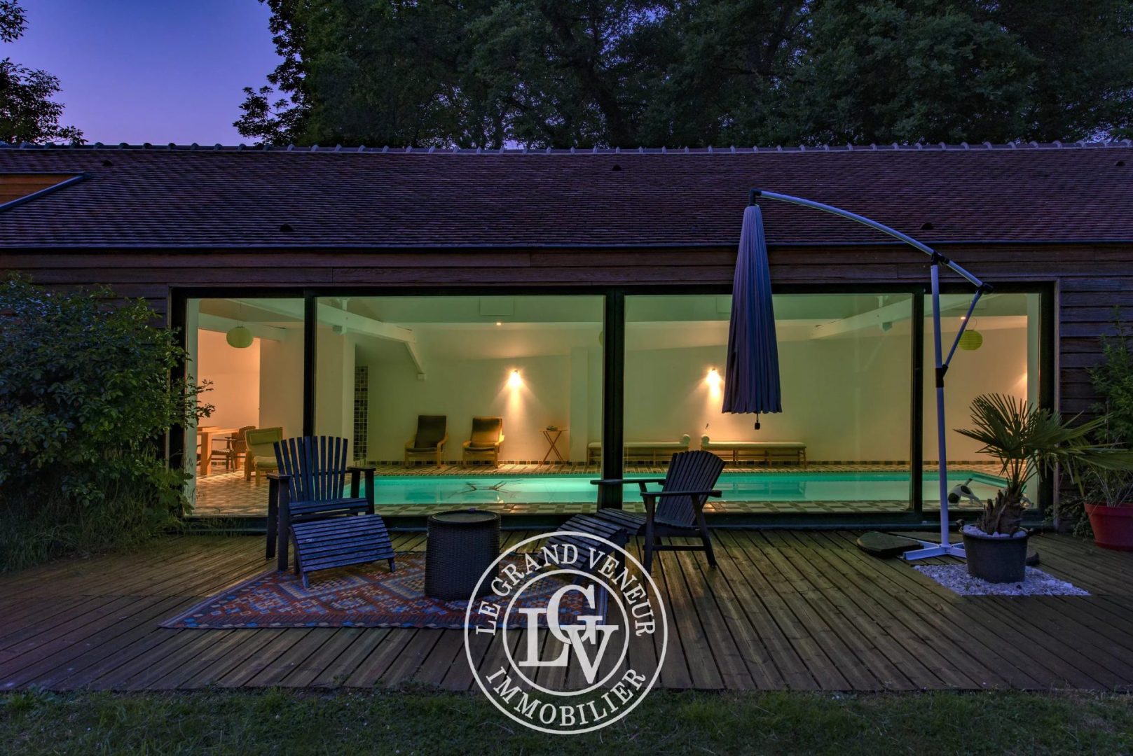 Spacieuse maison d’architecte et sa piscine intérieure