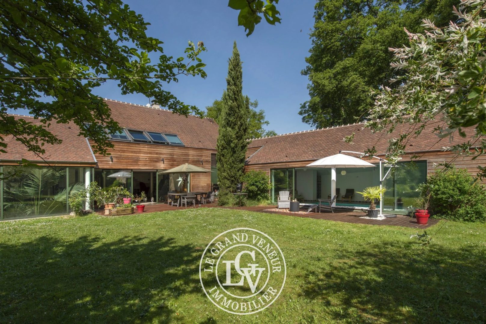 Spacieuse maison d’architecte et sa piscine intérieure