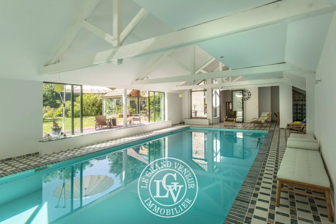 Spacieuse maison d&rsquo;architecte et sa piscine intérieure