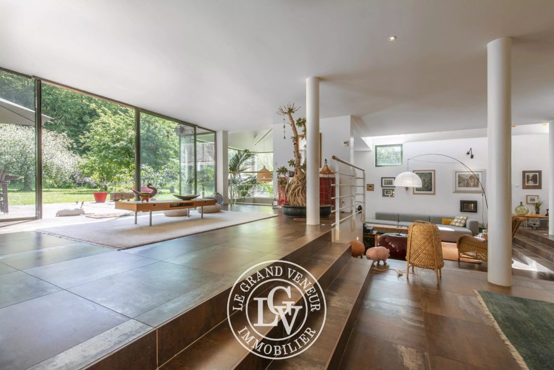 Spacieuse maison d&rsquo;architecte et sa piscine intérieure