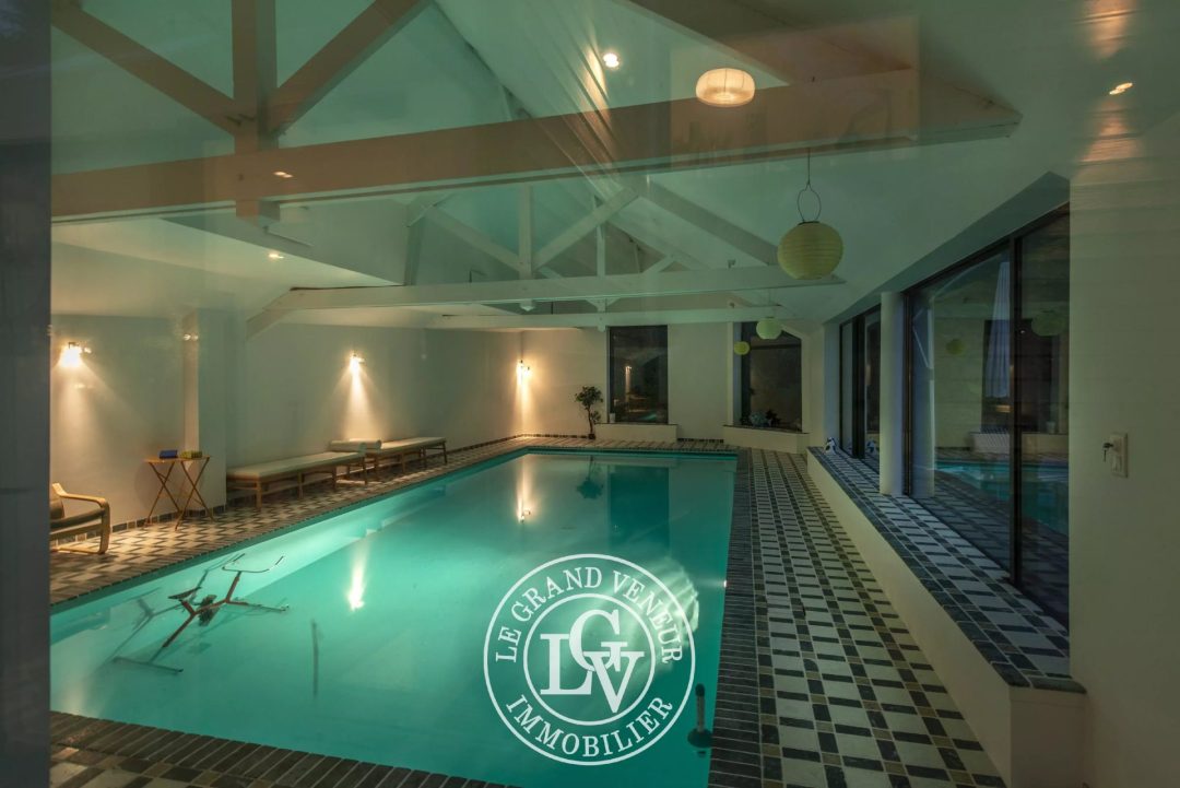Spacieuse maison d&rsquo;architecte et sa piscine intérieure
