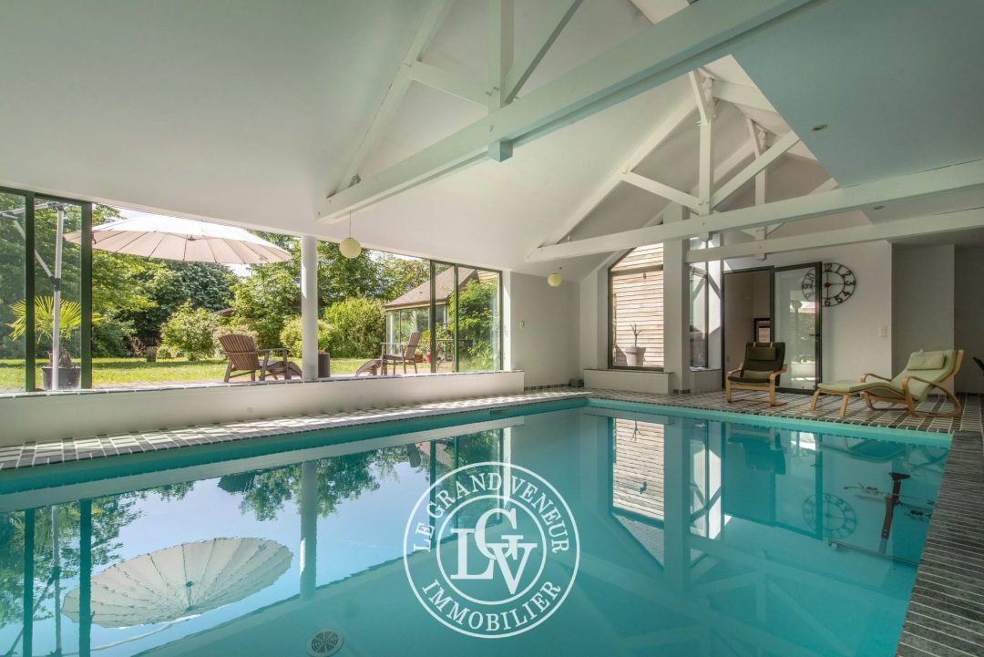 Spacieuse maison d&rsquo;architecte et sa piscine intérieure