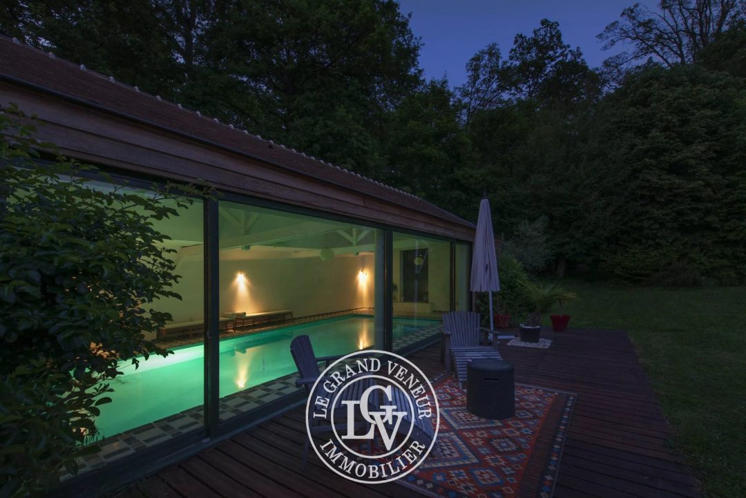 Spacieuse maison d&rsquo;architecte et sa piscine intérieure