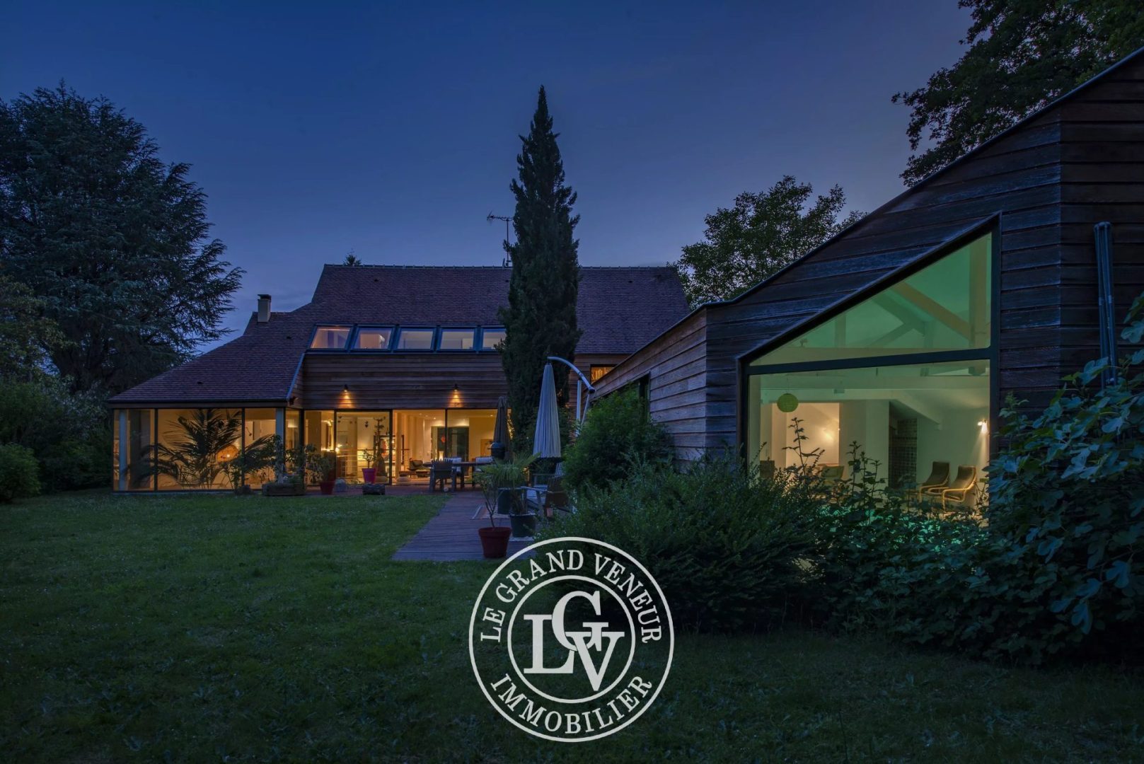 Spacieuse maison d&rsquo;architecte et sa piscine intérieure