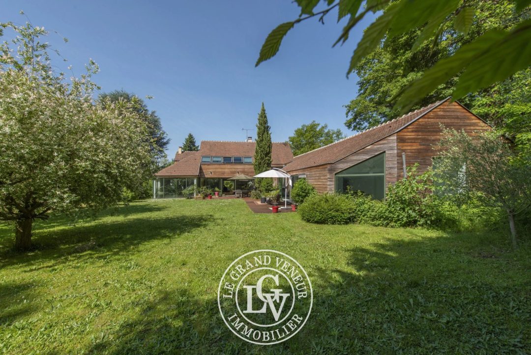 Spacieuse maison d&rsquo;architecte et sa piscine intérieure