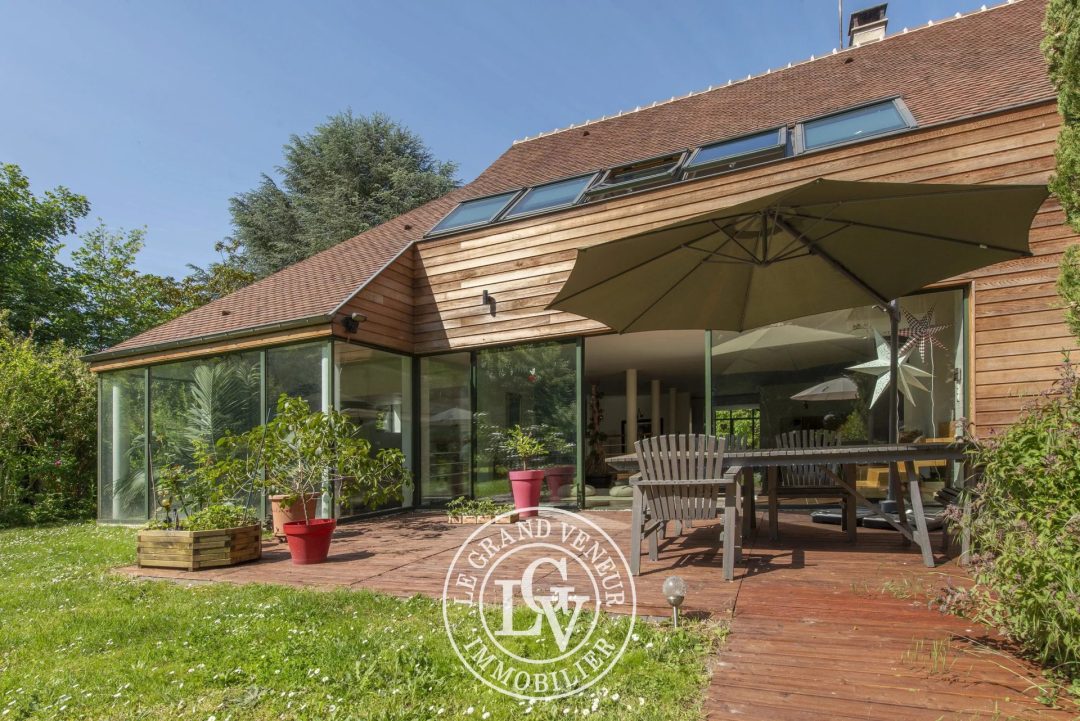 Spacieuse maison d&rsquo;architecte et sa piscine intérieure