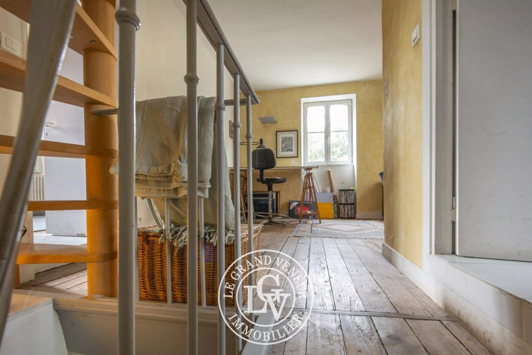 PROPRIÉTÉ BOURGEOISE XVIII EME DANS SON ÉCRIN DE VERDURE