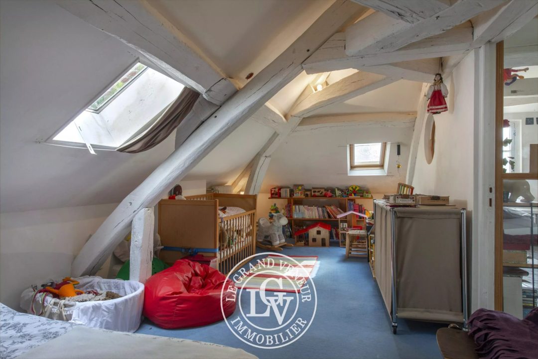 PROPRIÉTÉ BOURGEOISE XVIII EME DANS SON ÉCRIN DE VERDURE