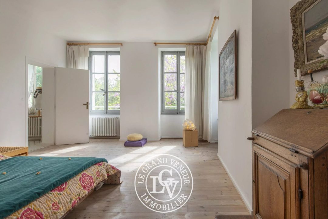 PROPRIÉTÉ BOURGEOISE XVIII EME DANS SON ÉCRIN DE VERDURE