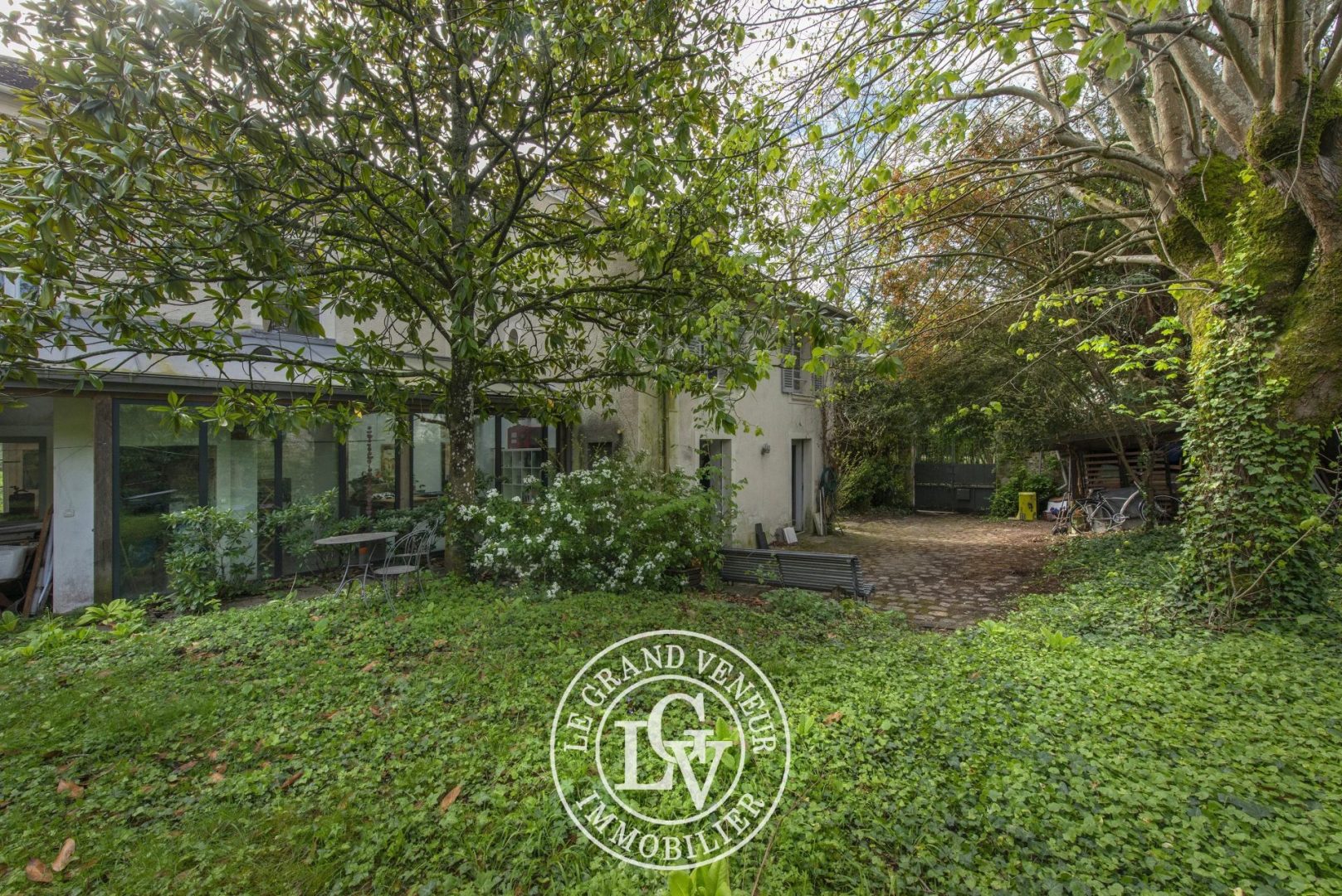 PROPRIÉTÉ BOURGEOISE XVIII EME DANS SON ÉCRIN DE VERDURE