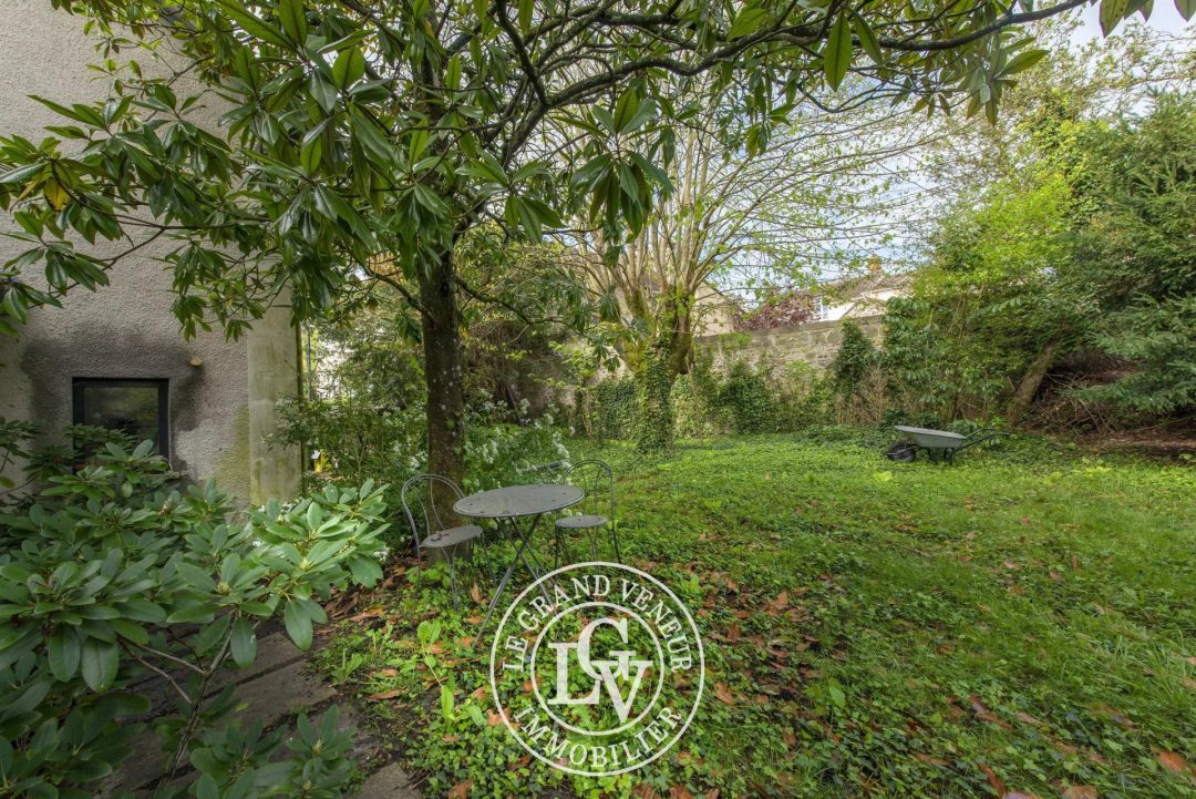 PROPRIÉTÉ BOURGEOISE XVIII EME DANS SON ÉCRIN DE VERDURE