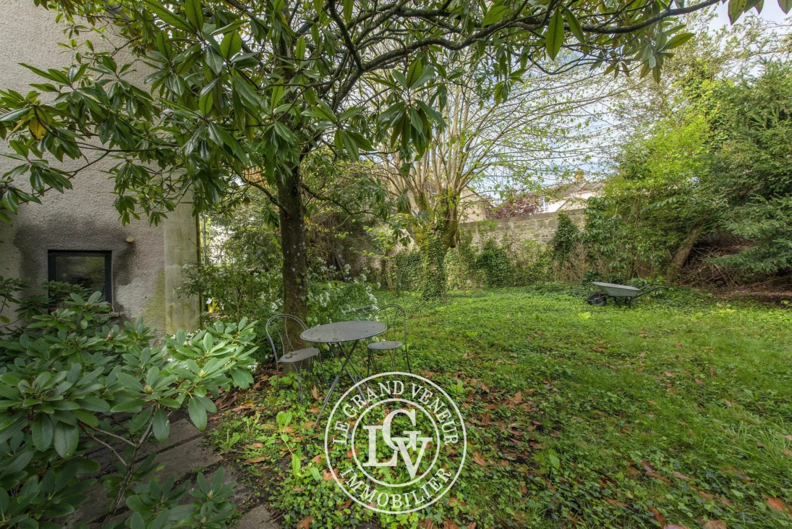 PROPRIÉTÉ BOURGEOISE XVIII EME DANS SON ÉCRIN DE VERDURE