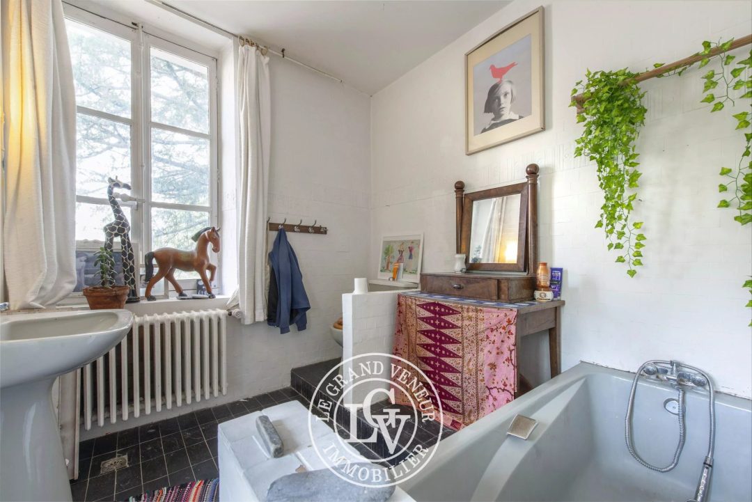 PROPRIÉTÉ BOURGEOISE XVIII EME DANS SON ÉCRIN DE VERDURE