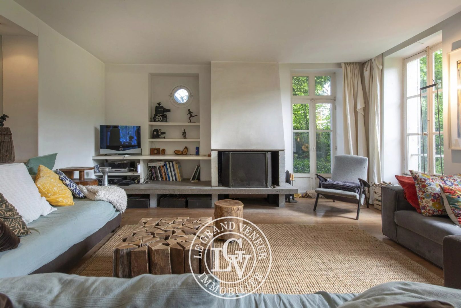 PROPRIÉTÉ BOURGEOISE XVIII EME DANS SON ÉCRIN DE VERDURE