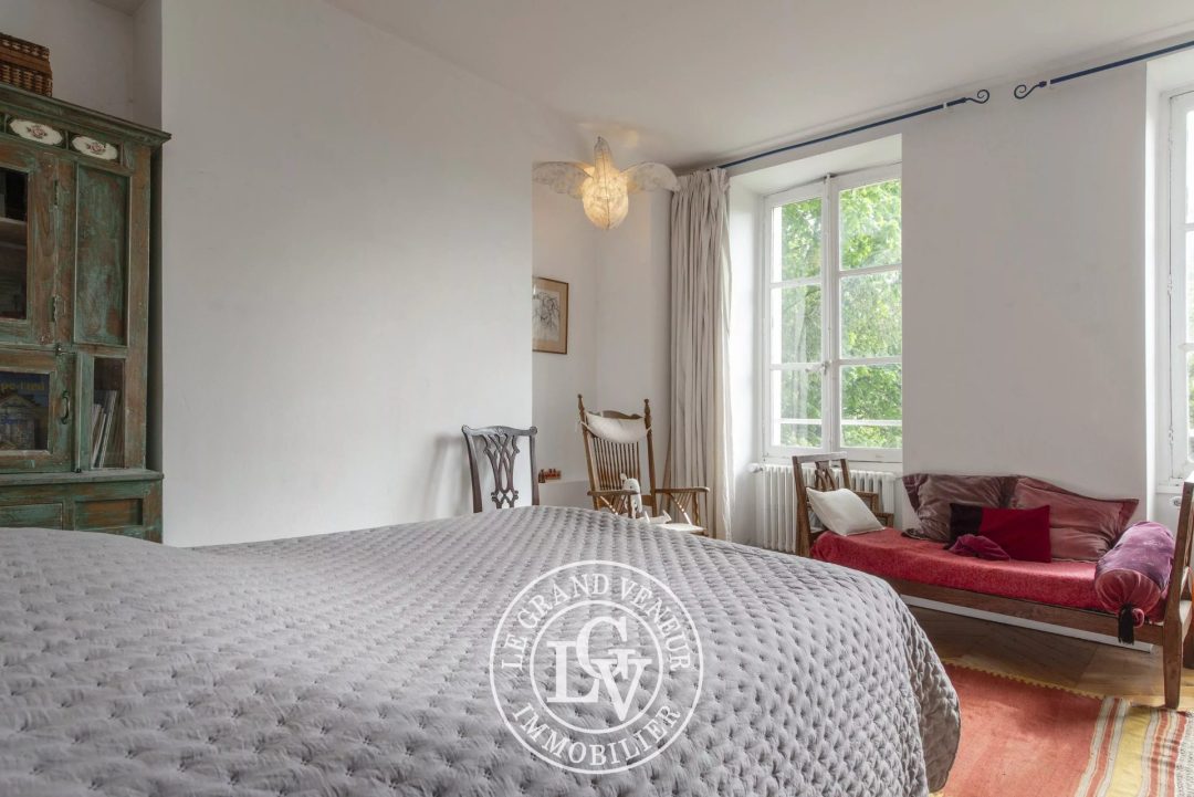 PROPRIÉTÉ BOURGEOISE XVIII EME DANS SON ÉCRIN DE VERDURE