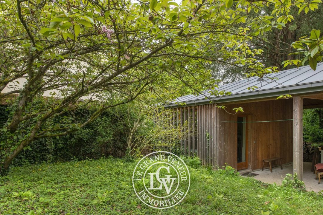 PROPRIÉTÉ BOURGEOISE XVIII EME DANS SON ÉCRIN DE VERDURE