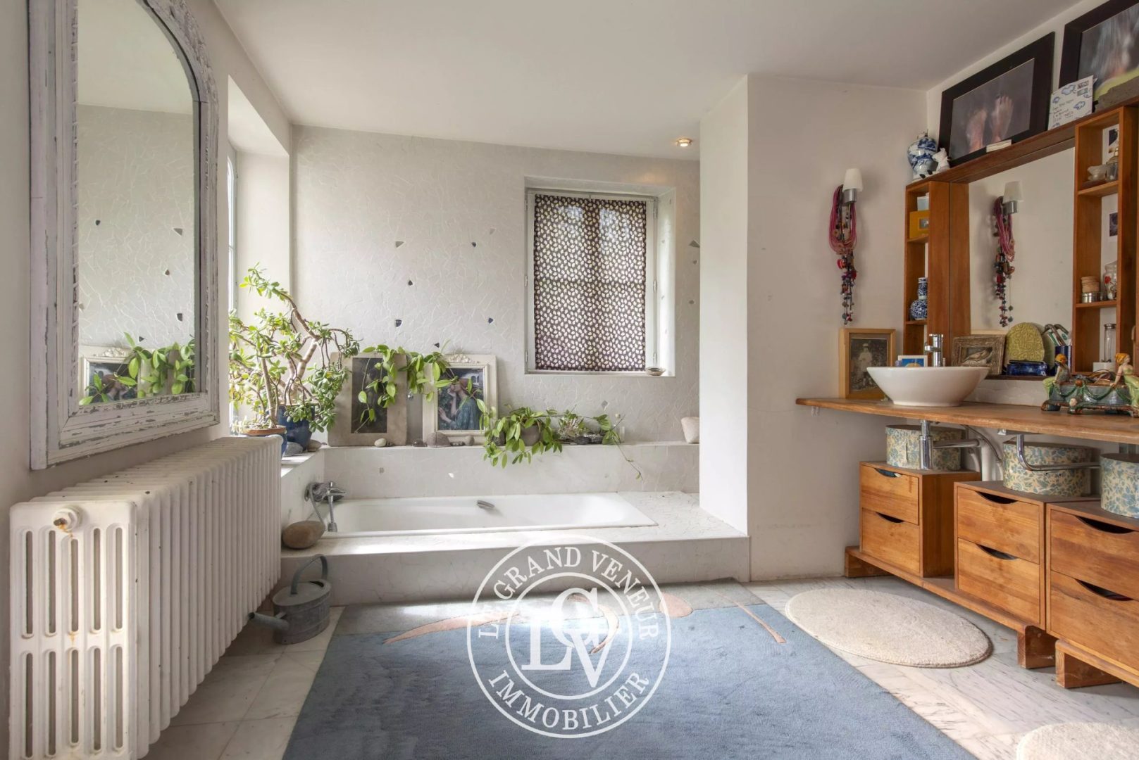 PROPRIÉTÉ BOURGEOISE XVIII EME DANS SON ÉCRIN DE VERDURE