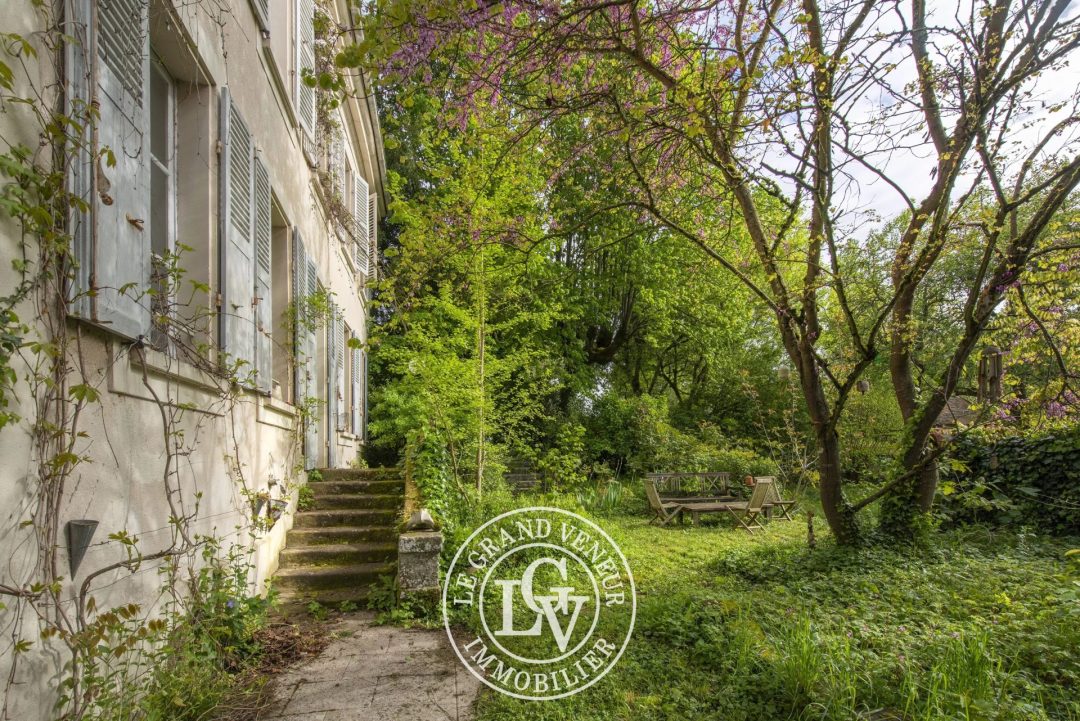 PROPRIÉTÉ BOURGEOISE XVIII EME DANS SON ÉCRIN DE VERDURE