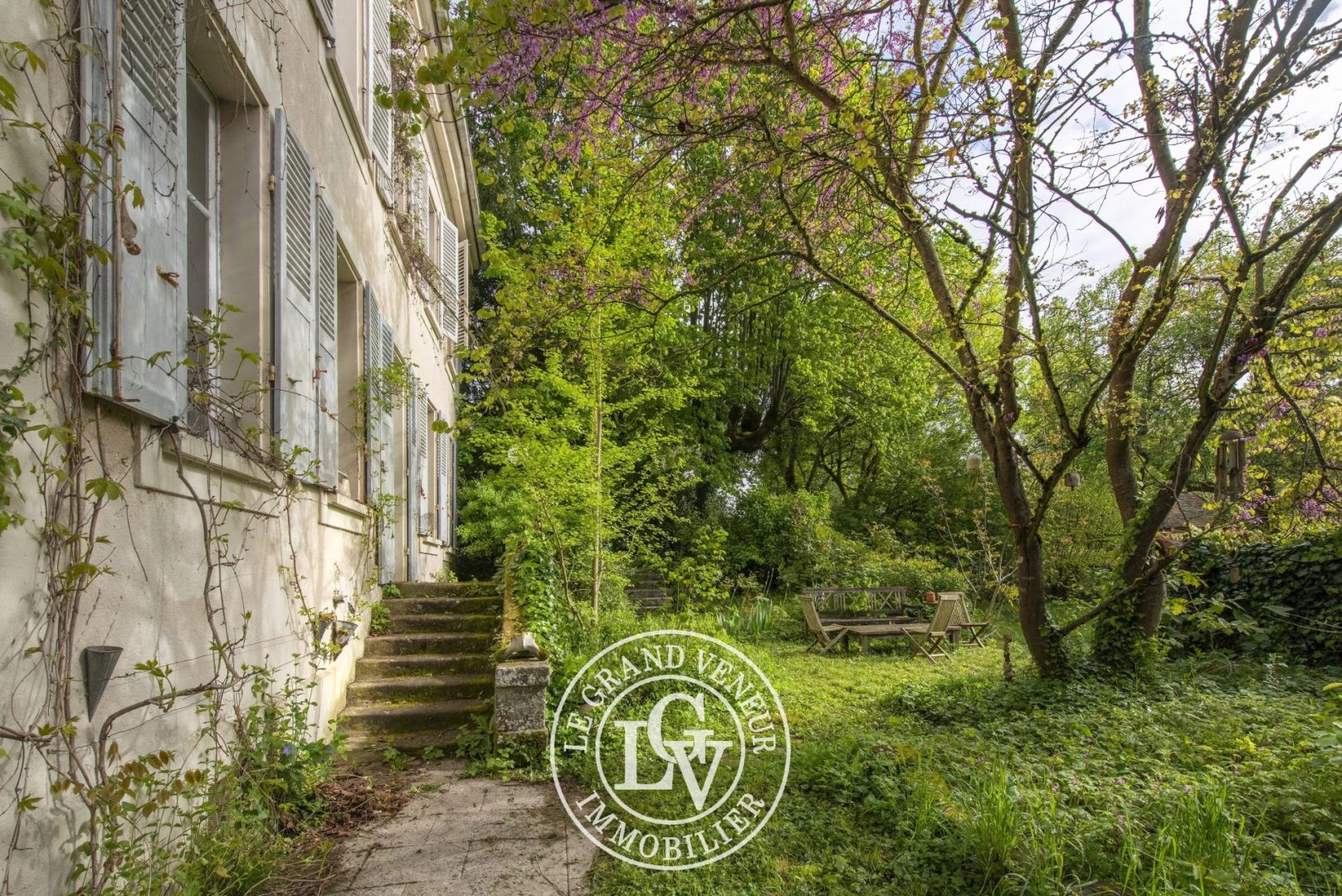 PROPRIÉTÉ BOURGEOISE XVIII EME DANS SON ÉCRIN DE VERDURE