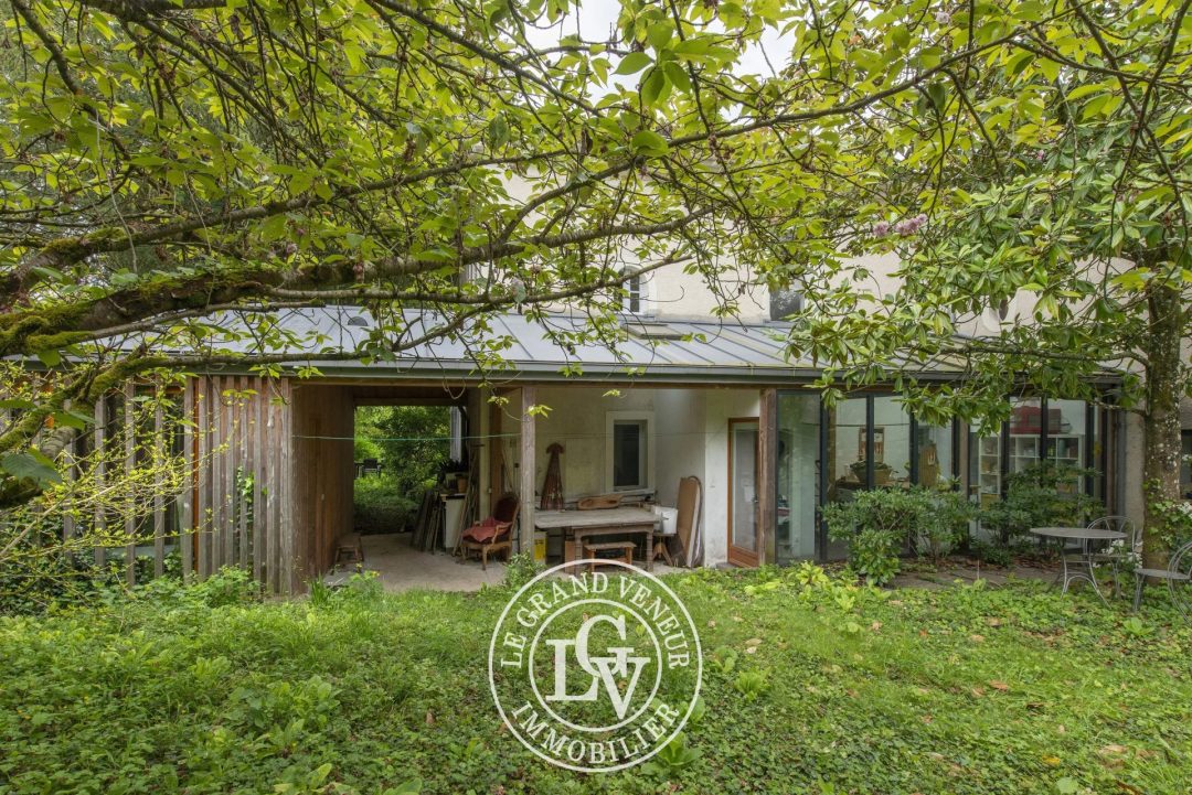 PROPRIÉTÉ BOURGEOISE XVIII EME DANS SON ÉCRIN DE VERDURE