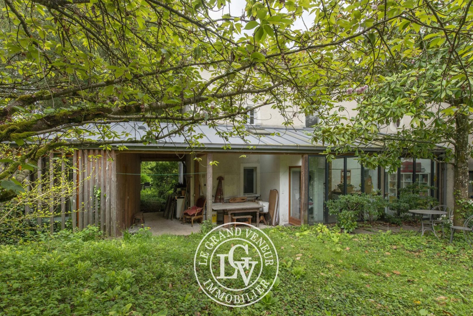 PROPRIÉTÉ BOURGEOISE XVIII EME DANS SON ÉCRIN DE VERDURE