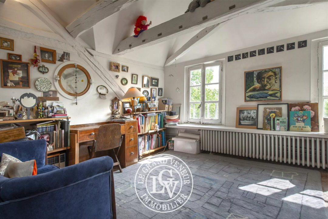 PROPRIÉTÉ BOURGEOISE XVIII EME DANS SON ÉCRIN DE VERDURE