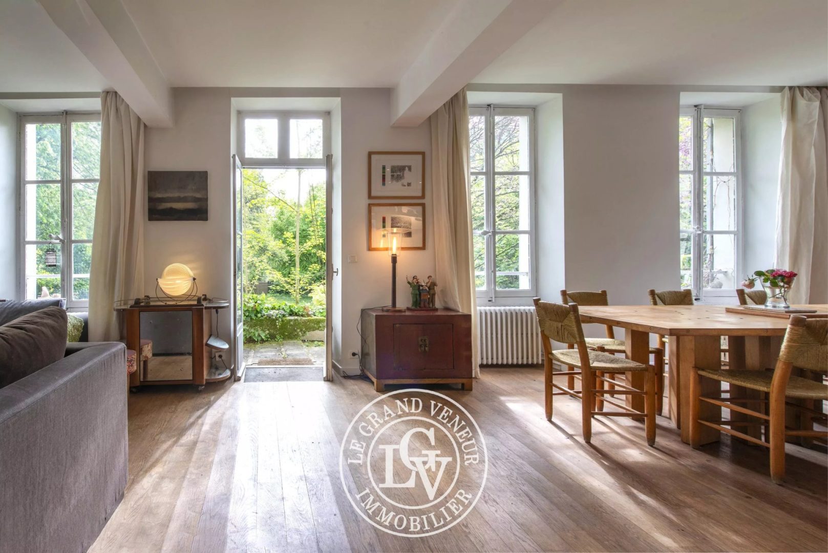 PROPRIÉTÉ BOURGEOISE XVIII EME DANS SON ÉCRIN DE VERDURE