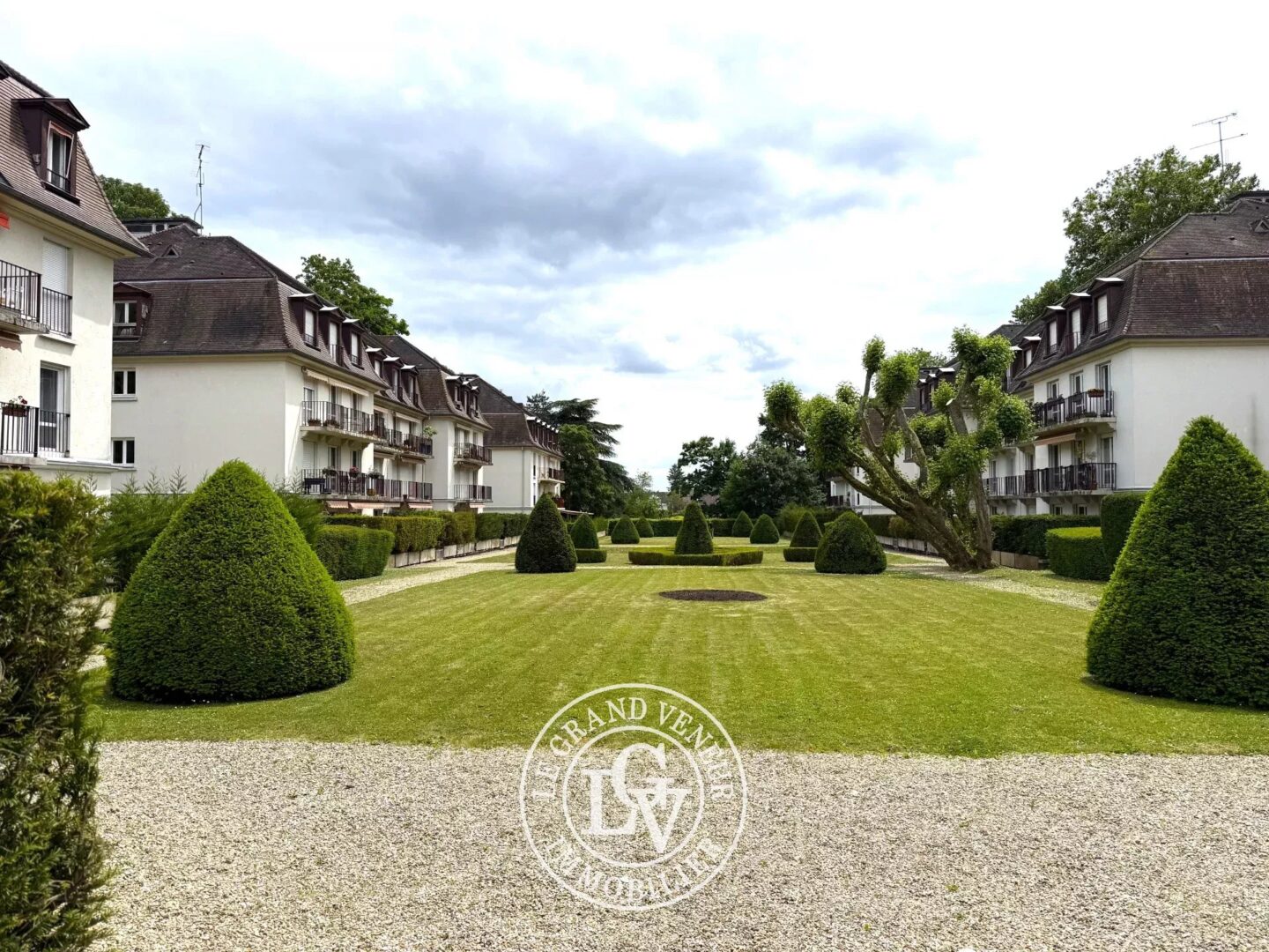 FONTAINEBLEAU – APPARTEMENT FAMILIAL AU DERNIER ÉTAGE
