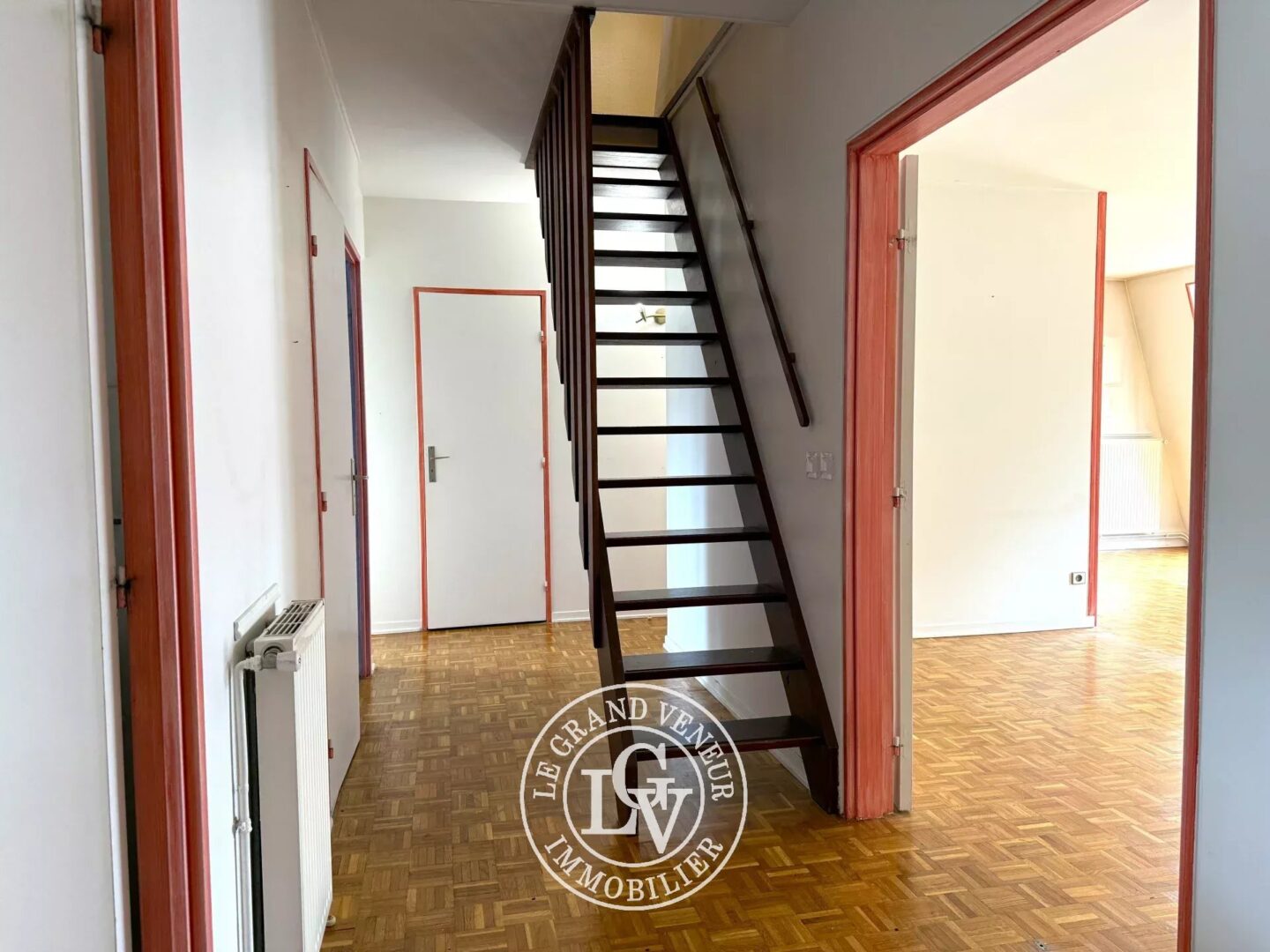 FONTAINEBLEAU – APPARTEMENT FAMILIAL AU DERNIER ÉTAGE