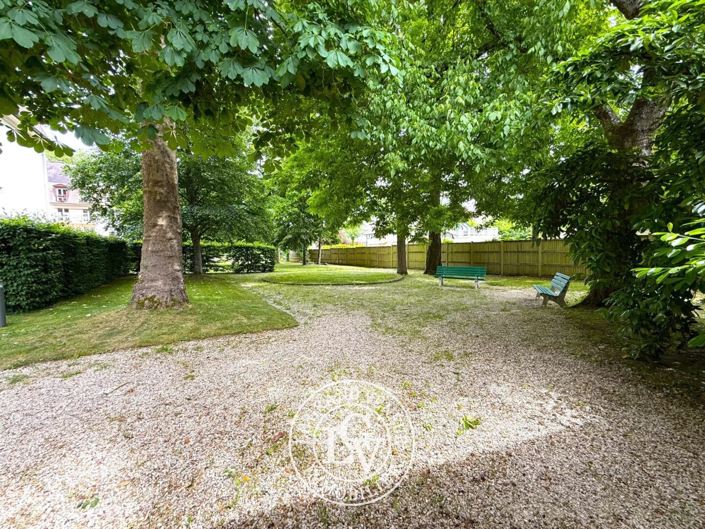 FONTAINEBLEAU – APPARTEMENT FAMILIAL AU DERNIER ÉTAGE