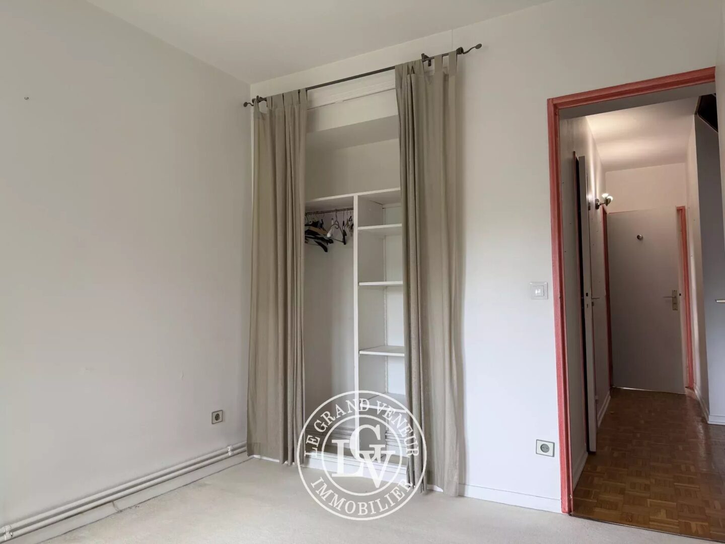 FONTAINEBLEAU – APPARTEMENT FAMILIAL AU DERNIER ÉTAGE
