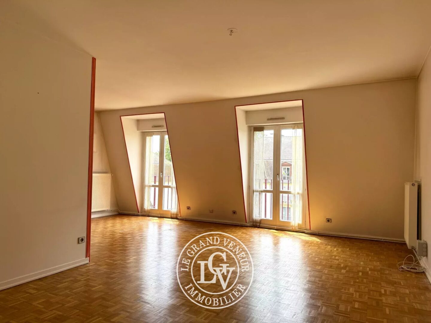 FONTAINEBLEAU – APPARTEMENT FAMILIAL AU DERNIER ÉTAGE
