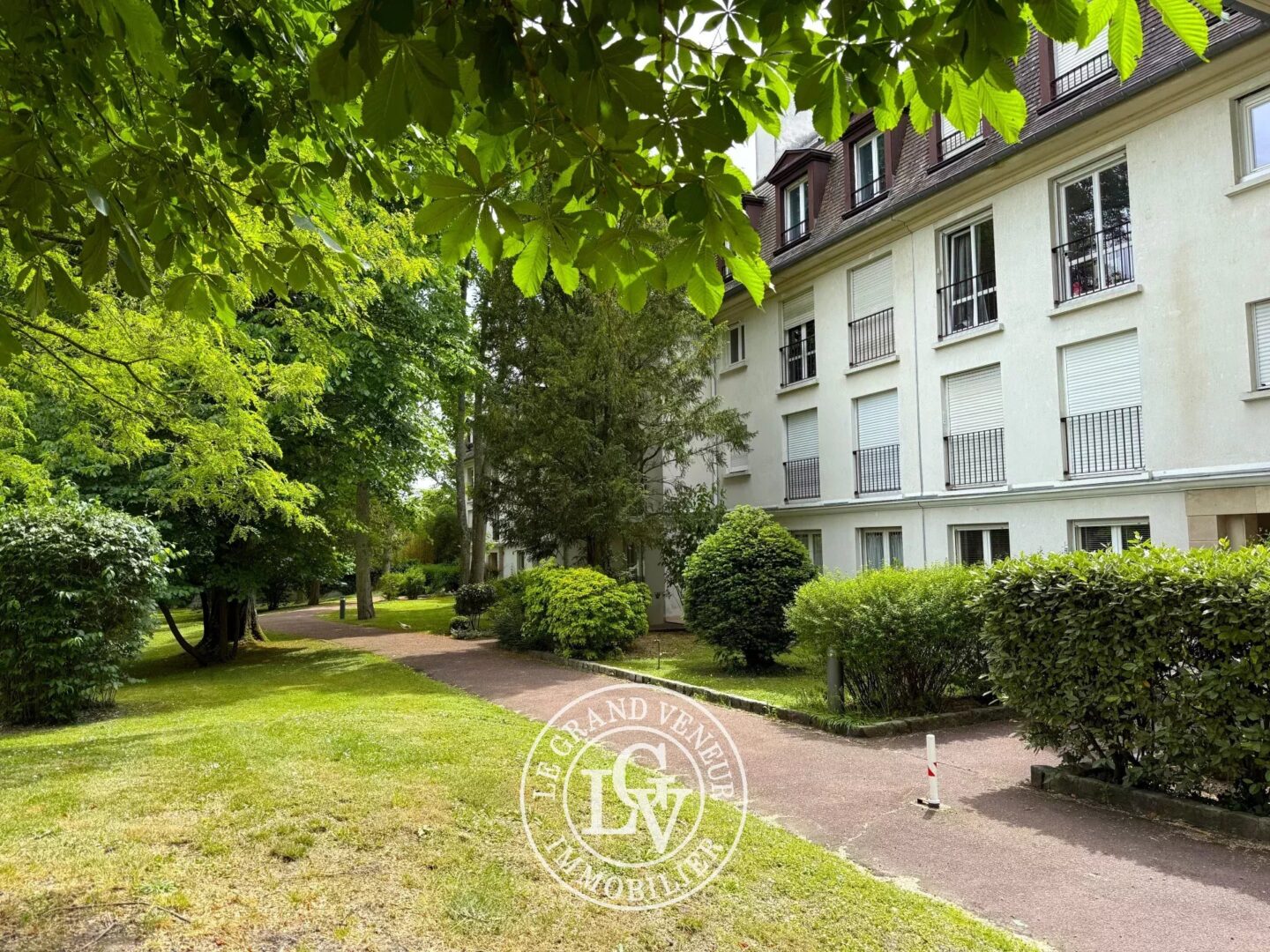 FONTAINEBLEAU – APPARTEMENT FAMILIAL AU DERNIER ÉTAGE