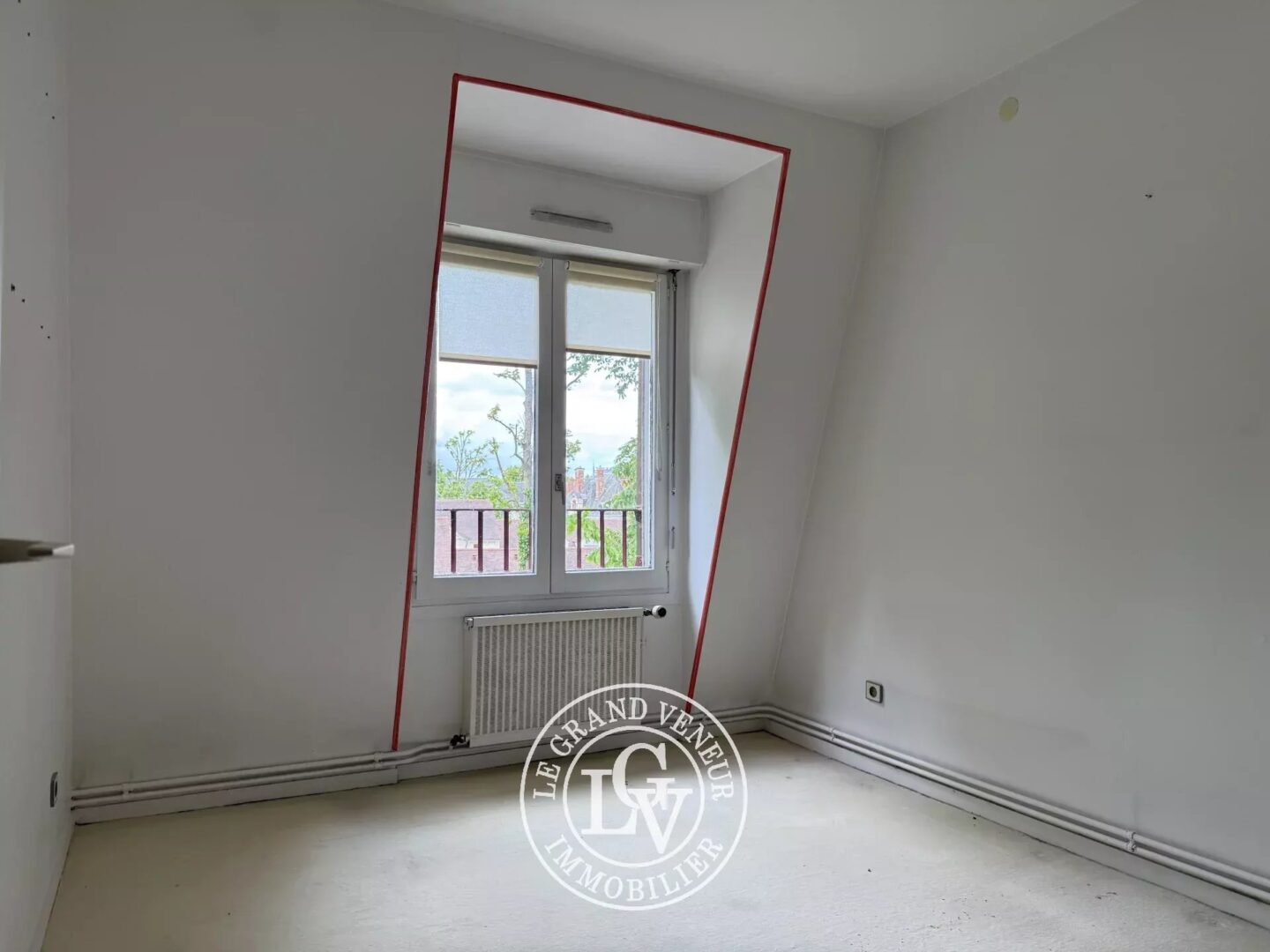 FONTAINEBLEAU – APPARTEMENT FAMILIAL AU DERNIER ÉTAGE