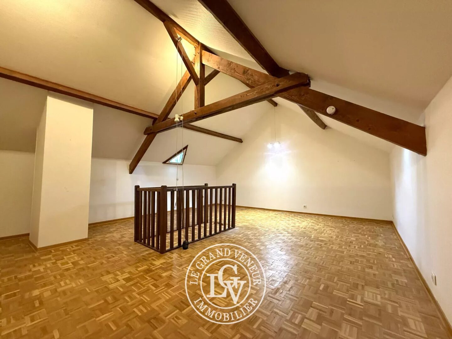 FONTAINEBLEAU – APPARTEMENT FAMILIAL AU DERNIER ÉTAGE