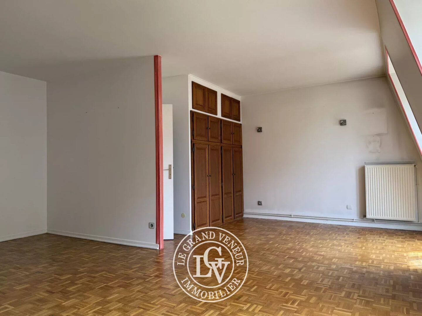 FONTAINEBLEAU – APPARTEMENT FAMILIAL AU DERNIER ÉTAGE