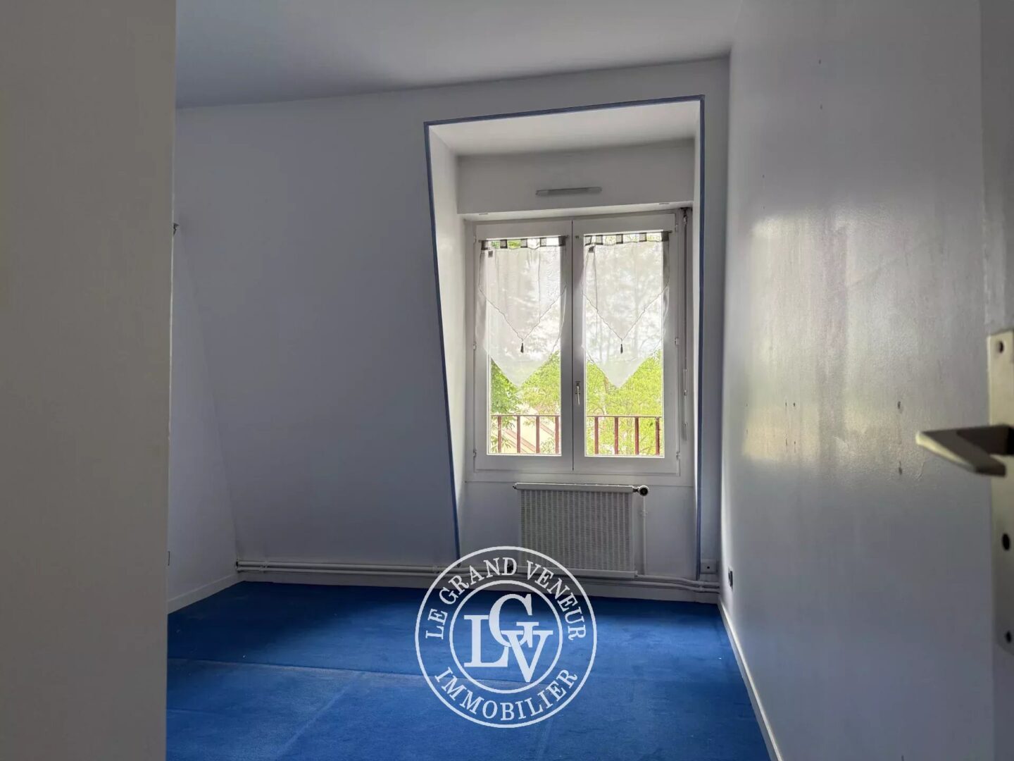 FONTAINEBLEAU – APPARTEMENT FAMILIAL AU DERNIER ÉTAGE