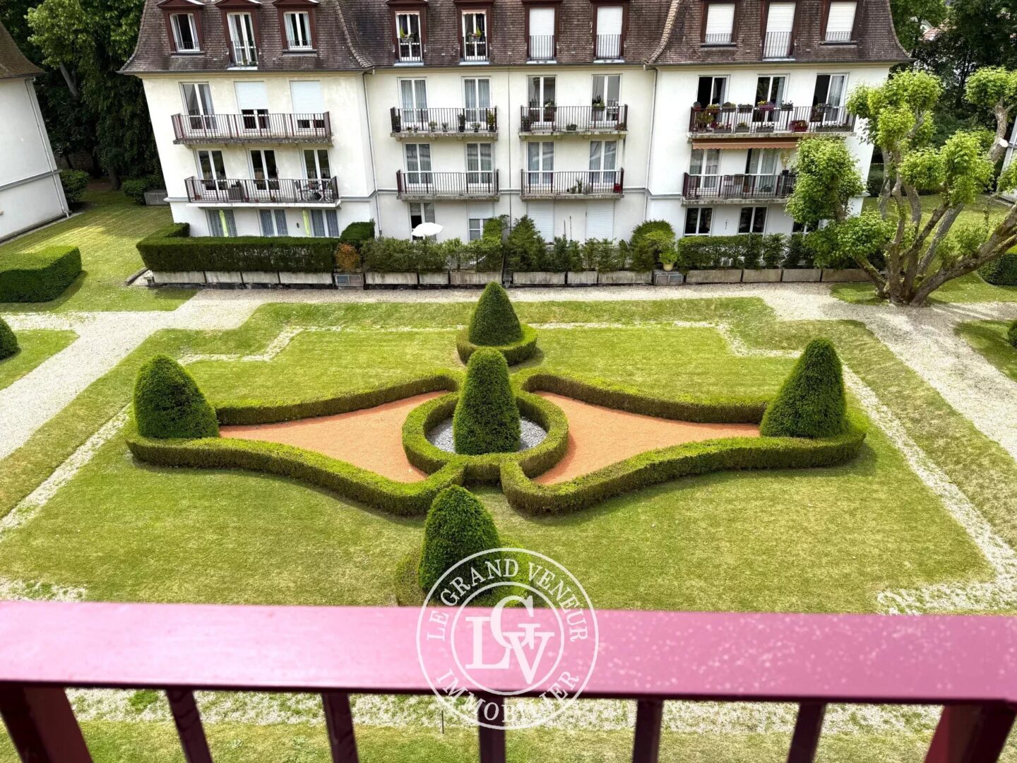 FONTAINEBLEAU – APPARTEMENT FAMILIAL AU DERNIER ÉTAGE