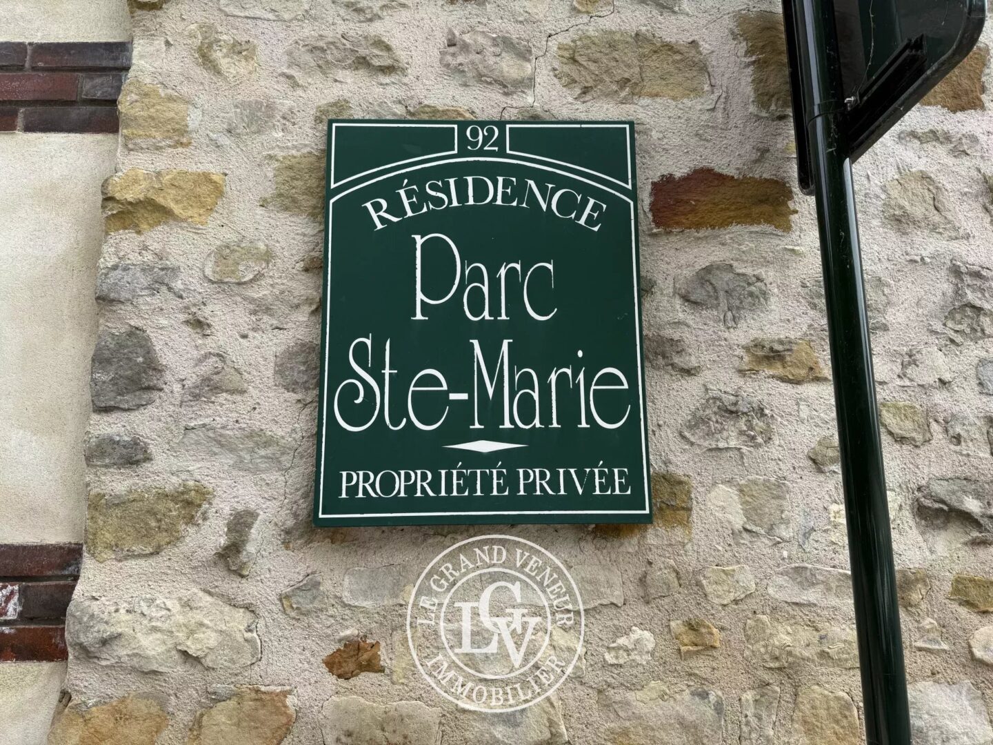 FONTAINEBLEAU – APPARTEMENT FAMILIAL AU DERNIER ÉTAGE