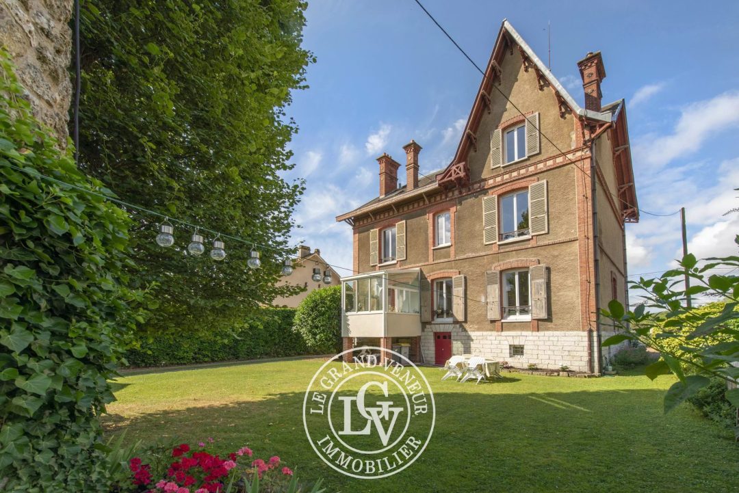 PROPRIÉTÉ FAMILIALE EN BORD DE LOING
