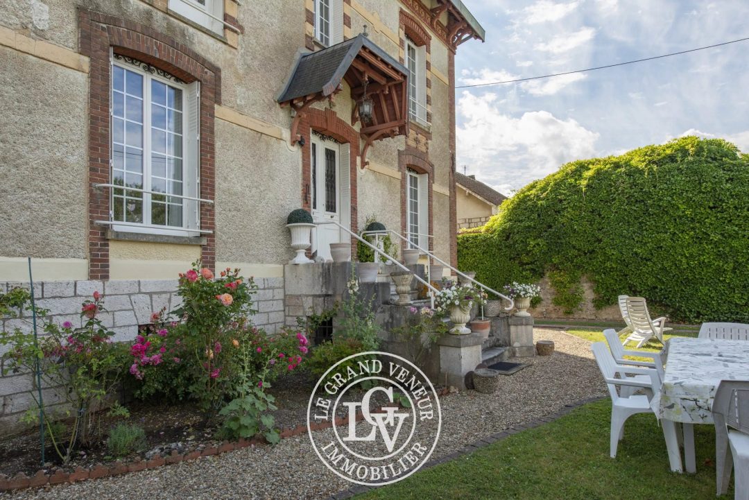 PROPRIÉTÉ FAMILIALE EN BORD DE LOING
